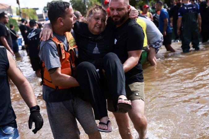 Os patógenos presentes na água podem atravessar a pele e mucosas ou entrar no organismo pela ingestão de líquidos contaminados -  (crédito: Reuters)