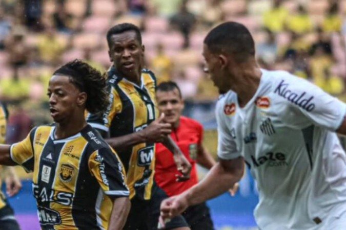 Jô, ao centro, observa a infiltração de seu companheiro Ênio durante a vitória do Amazonas sobre o Santos -  (crédito: Foto: Reprodução Instagram do Amazonas)