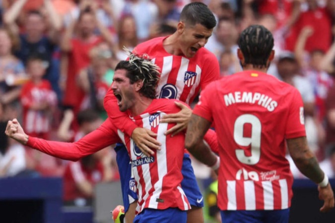 De Paul vibra logo após fazer o gol da vitória do Atlético sobre o Celta -  (crédito: Pierre-Philippe Marcou/AFP via Getty Images)