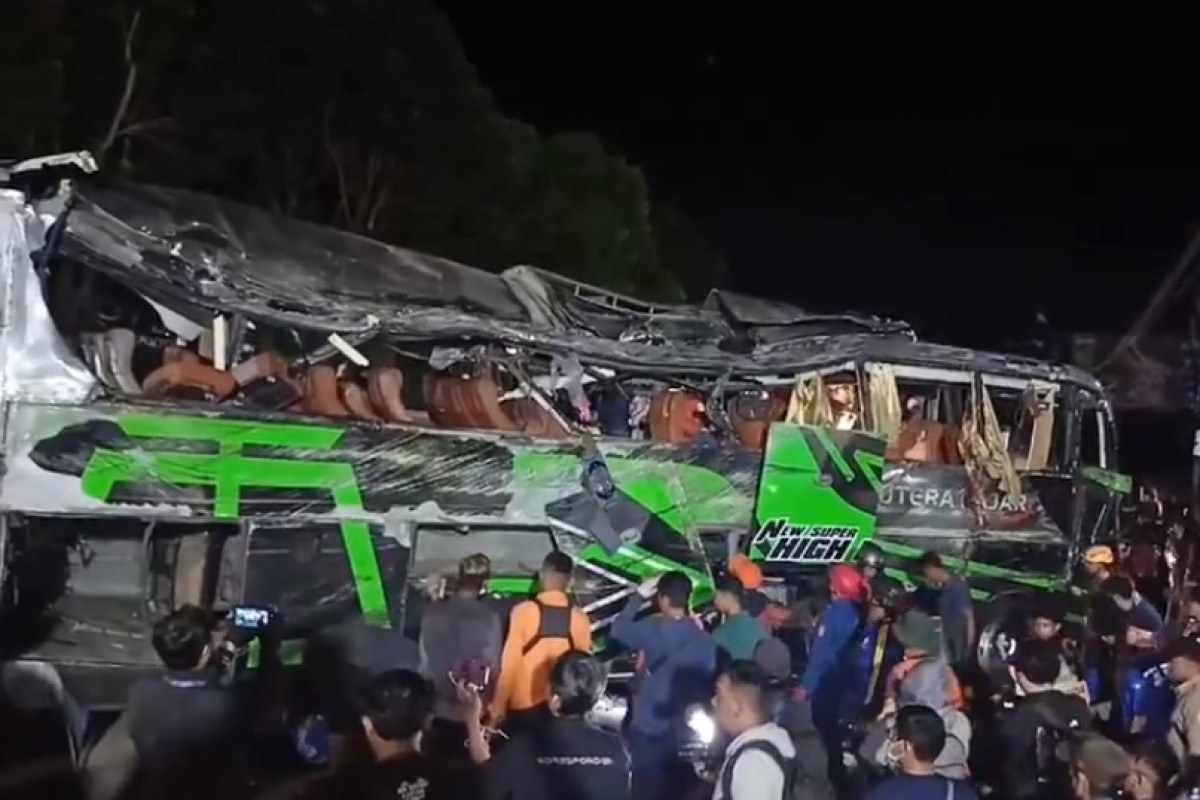Acidente com ônibus escolar deixa 11 mortos na Indonésia