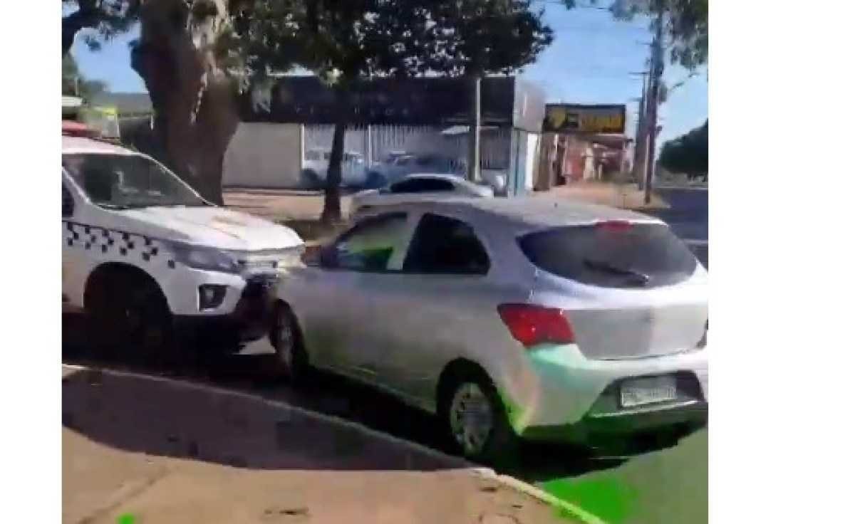 Assaltante rouba carro em shopping, foge e bate em viatura da polícia