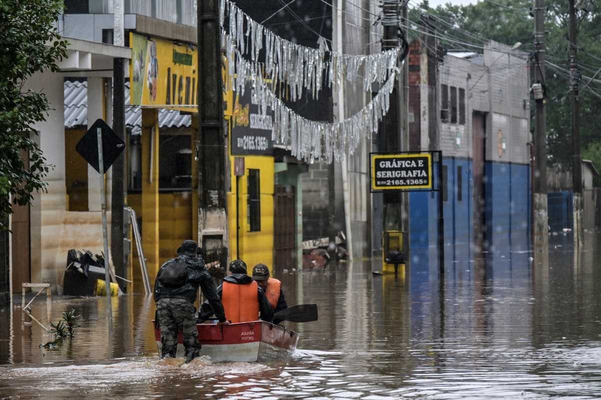 Equipe de resgate na busca por moradores isolados em São Leopoldo -  (crédito: Nelson ALMEIDA/AFP)