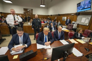 Donald Trump e os advogados Todd Blanche, Emil Bove e Susan Necheles no julgamento, na Corte Criminal de Manhattan  -  (crédito: Steven Hirsch-Pool/Getty Images/AFP)