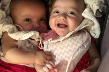 A bebê Agnes da Silva Vicente (que sorri na foto) tinha sete meses -  (crédito: Reprodução/Instagram/@gabrielli.silvaa.5)