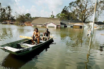 Diques se romperam, provocando inundação que destruiu bairros inteiros em Nova Orleans -  (crédito:  POOL/POOL/AFP via Getty Images)
