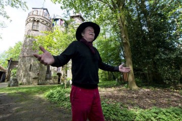 Gerry Halman, também conhecido como Lord Gregarious, reage em frente ao seu castelo       -  (crédito: NICK GAMMON / AFP)