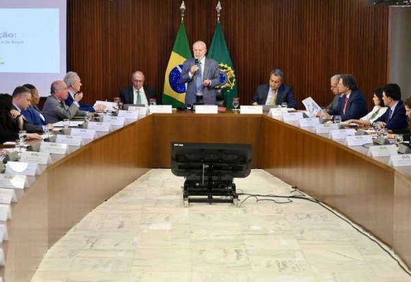 As medidas de ajuda financeira às famílias foram debatidas por Lula em reunião ministerial ontem -  (crédito: Evaristo Sa / AFP)