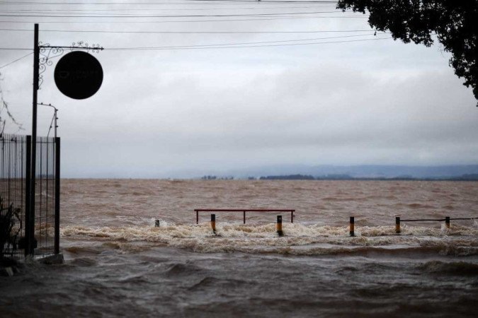As águas do Guaíba inundaram as ruas do bairro de Ipanema, em Porto Alegre -  (crédito: Anselmo Cunha/AFP)