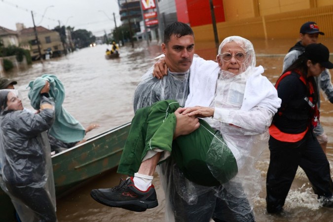 A ocupação das margens dos rios favorece enchentes, dizem ambientalistas -  (crédito:  EPA-EFE/REX/Shutterstock)