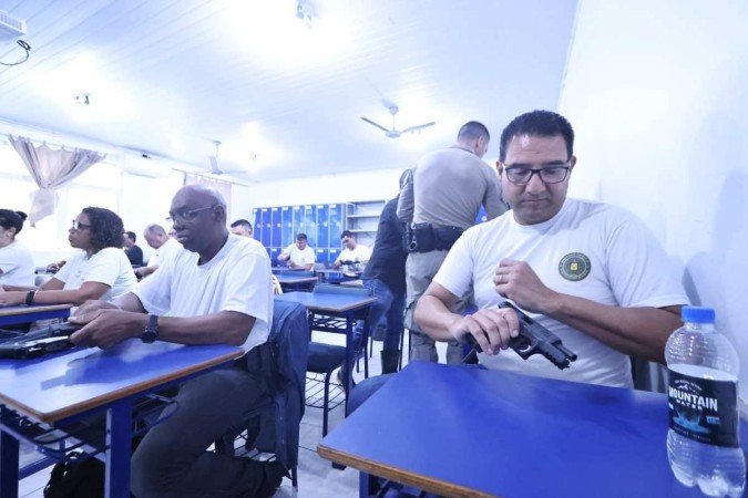 Treinamento de policiais da reserva que vão atuar em abrigos do RS