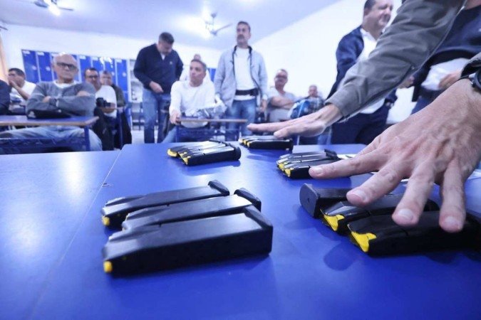 Treinamento de policiais da reserva que vão atuar em abrigos do RS