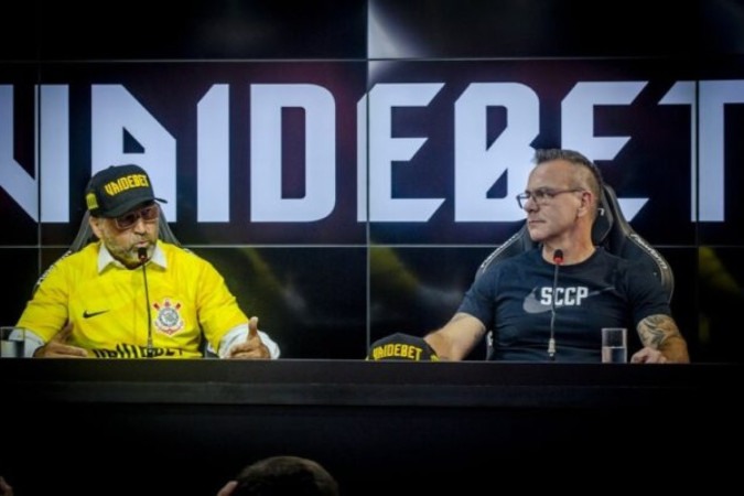 Augusto Melo e Sergio Moura na entrevista de apresentação da VaideBet como patrocinadora máster do Corinthians -  (crédito: Foto: Jozzu/Agência Corinthians)