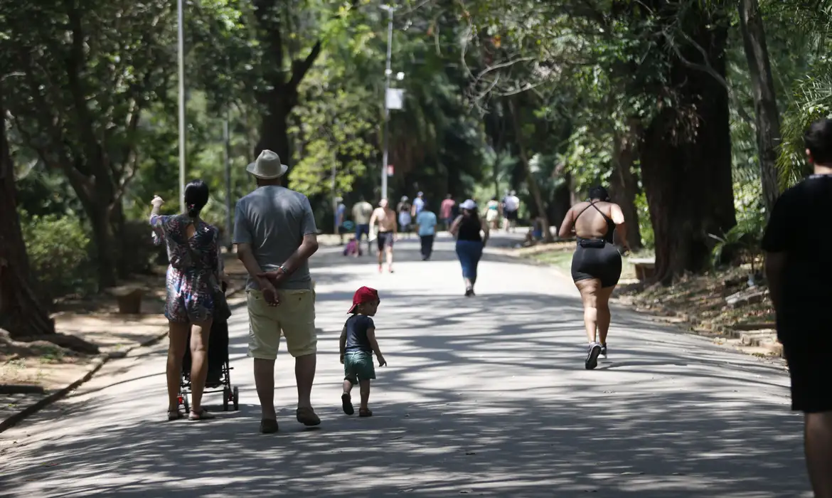 Semana começa com calor e sem sinal de chuva na capital paulista  -  (crédito: EBC)