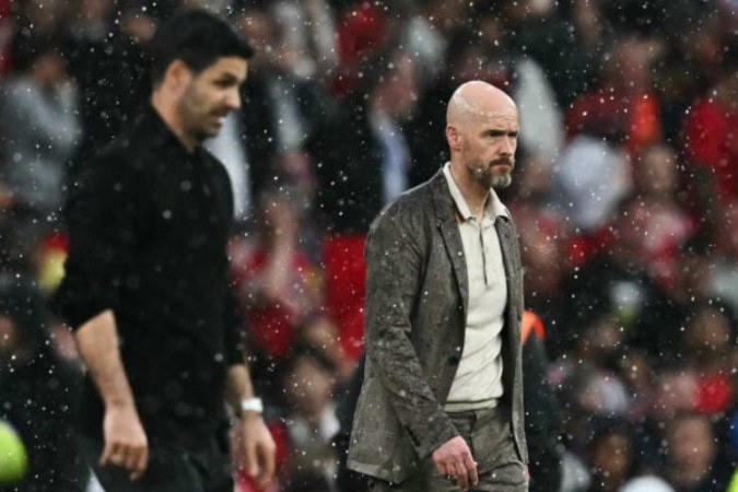 Forte chuva afetou a partida entre United e Arsenal em Old Trafford - Foto: Paul Ellis/AFP via Getty Images -  (crédito: Paul Ellis/AFP via Getty Images)