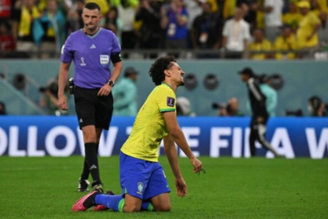 Marquinhos fica desolado após desperdiçar pênalti que custou eliminação no Mundial -  (crédito: Foto: Nelson Almeida/AFP via Getty Images)