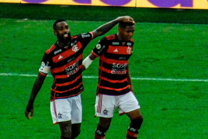 Lorran e Gerson celebram o segundo gol do Flamengo, marcado pela joia rubro-negra -  (crédito: Jogada10)