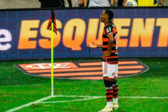 Lorran e Gerson celebram o segundo gol do Flamengo, marcado pela joia rubro-negra -  (crédito: Foto: Lucas Bayer / Jogada 10)