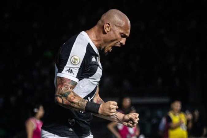 Maicon celebrou e muito vitória do Vasco após o apito final em São Januário -  (crédito: Foto: Leandro Amorim/Vasco)