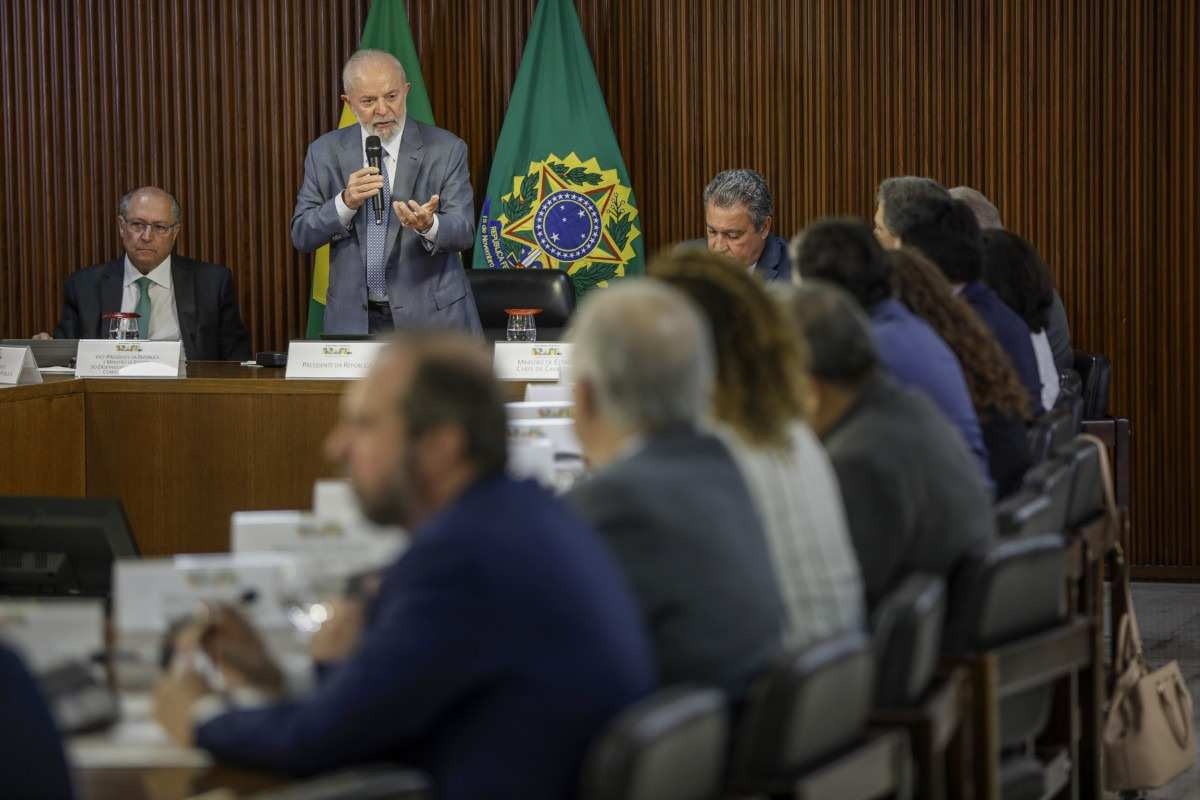 Lula dá puxão de orelha em ministros e pede cautela em anúncios sobre o RS