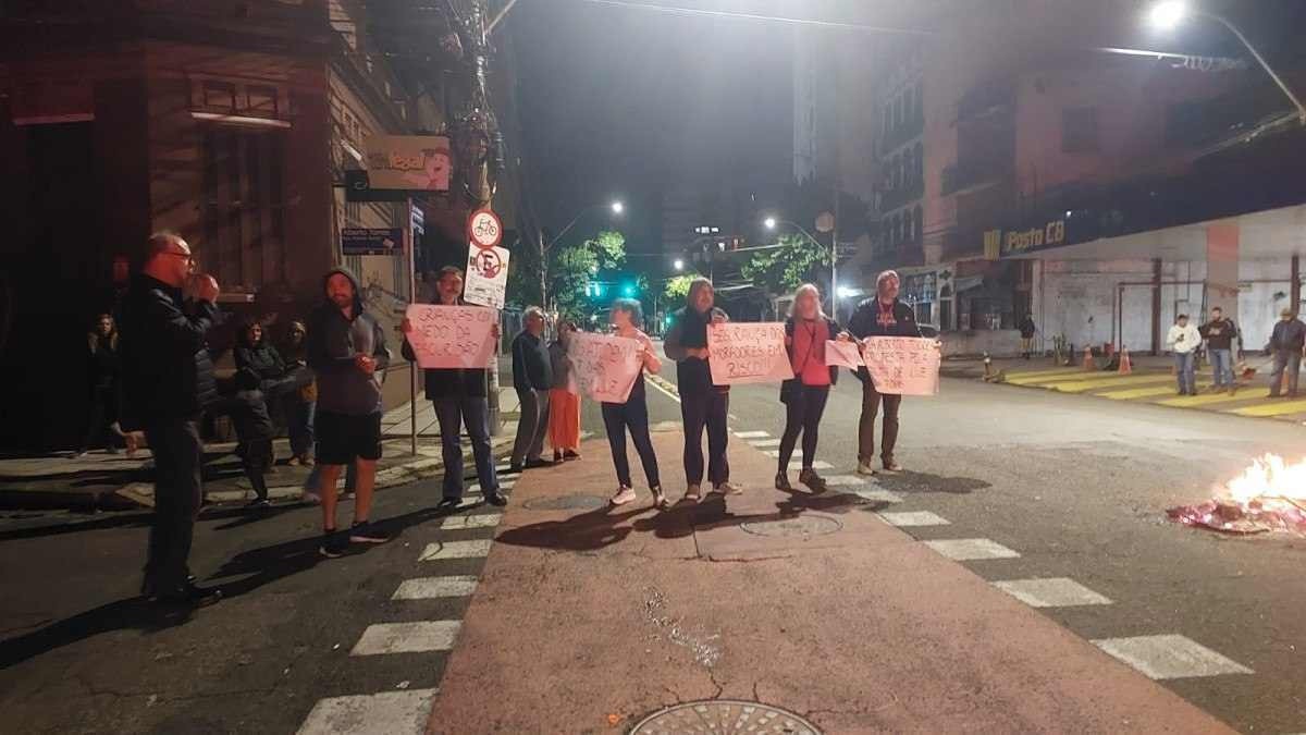 Moradores protestam contra falta de energia em Porto Alegre