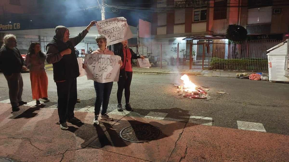 Moradores protestam contra falta de energia em Porto Alegre