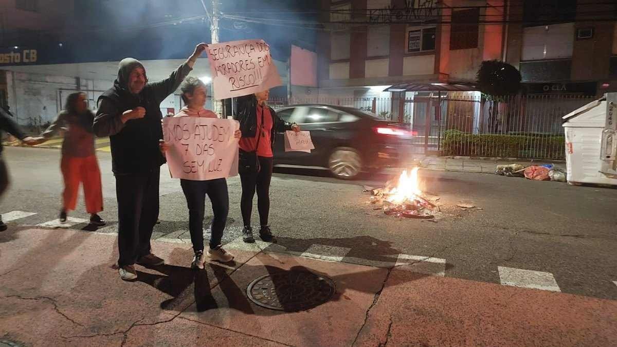 Moradores protestam contra falta de energia em Porto Alegre