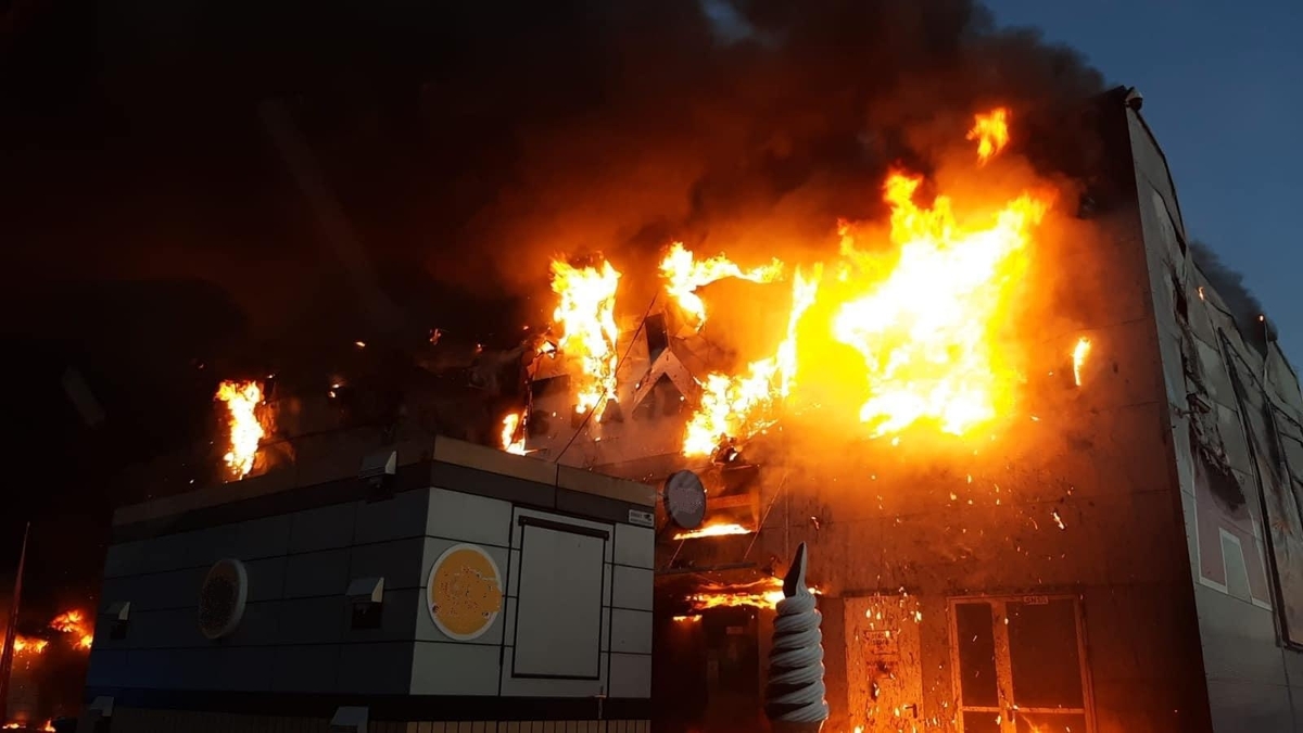 Incêndio gigantesco destrói maior centro comercial de Varsóvia, na Polônia