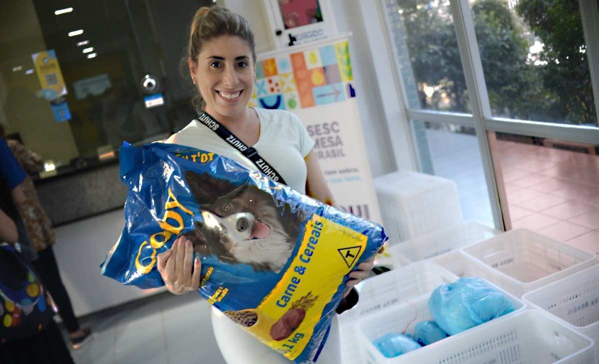 Luciana Cardoso doou um pacote de ração de dez quilos para cães, na unidade da 913 Sul do Sesc