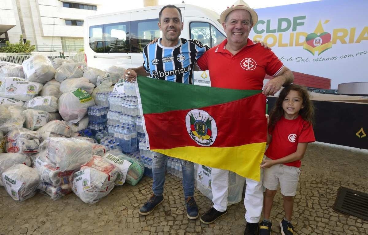 RIvais nos estádios, torcidas de Grêmio e Internacional em Brasília contribuem com as campanhas em prol do RS