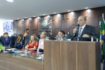 Ibaneis recebe título de cidadão honorário de Santo Antônio do Descoberto -  (crédito: Renato Alves/Agência Brasília)