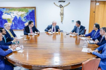 Lula se reuniu com ministros; os presidentes do Senado, Rodrigo Pacheco, e da Câmara, Arthur Lira; e o  ministro Edson Fachin, do Supremo -  (crédito: Ricardo Stuckert / PR)