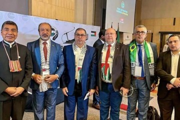Basem Naim, um dos líderes do Hamas (está no centro à esqueda, de terno azul e óculos) e deputado João Daniel (no centro à direita, de gravata vermelha) participaram da 1ª Conferência Global Anti-Apartheid pela Palestina
 -  (crédito: Reprodução/Instagram/@deputadojoaodaniel)
