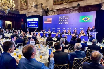 Ex-presidente Michel Temer (sentado, ao centro) frisou que adversários do Planalto têm a obrigação de ajudar a governar -  (crédito: Reprodução/X/João Doria Jr.)