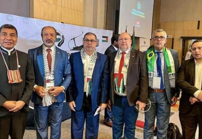 Basem Naim, um dos líderes do Hamas (está no centro à esqueda, de terno azul e óculos) e deputado João Daniel (no centro à direita, de gravata vermelha) participaram da 1ª Conferência Global Anti-Apartheid pela Palestina
 -  (crédito: Reprodução/Instagram/@deputadojoaodaniel)