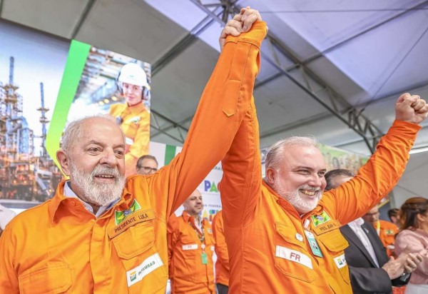 Imagem mostra Luiz Inácio Lula da Silva e o presidente da Petrobras, Jean Paul Prates, durante Cerimônia de Retomada das Obras da Refinaria Abreu e Lima. Ipojuca - PE.     -  (crédito:  Ricardo Stuckert / PR)