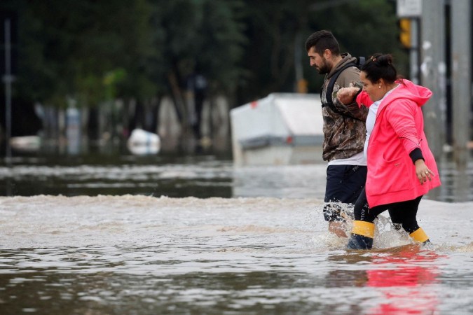 Muitos voluntários já tinham atuado nas enchentes de 2023 -  (crédito: Luiz Antônio Araújo)