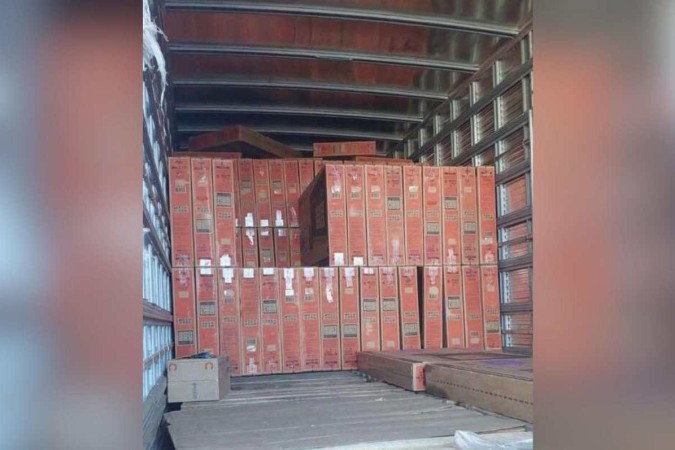 Caminhão roubado com 400 televisões é recuperado por policiais militares na QNN 21 de Ceilândia Norte -  (crédito: PMDF/Divulgação)