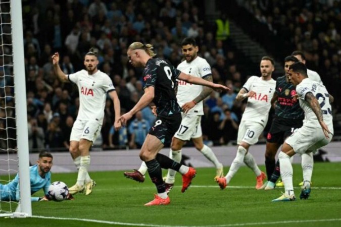 Momento do primeiro gol marcado por Haaland na vitória do City sobre o Tottenham - Foto: Ben Stansall/AFP via Getty Images -  (crédito: Ben Stansall/AFP via Getty Images)