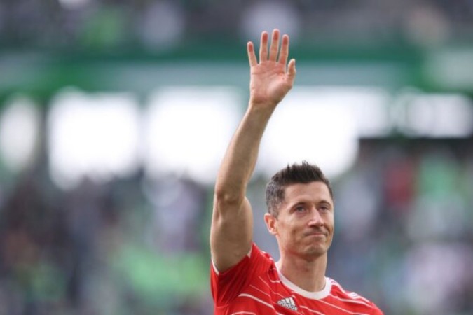  Bayern Munich's Polish forward Robert Lewandowski greets after the German first division Bundesliga football match VfL Wolfsburg v Bayern Munich in Wolfsburg, northern Germany, on May 14, 2022. - DFL REGULATIONS PROHIBIT ANY USE OF PHOTOGRAPHS AS IMAGE SEQUENCES AND/OR QUASI-VIDEO (Photo by Ronny Hartmann / AFP) / DFL REGULATIONS PROHIBIT ANY USE OF PHOTOGRAPHS AS IMAGE SEQUENCES AND/OR QUASI-VIDEO (Photo by RONNY HARTMANN/AFP via Getty Images)
       -  (crédito:  AFP via Getty Images)