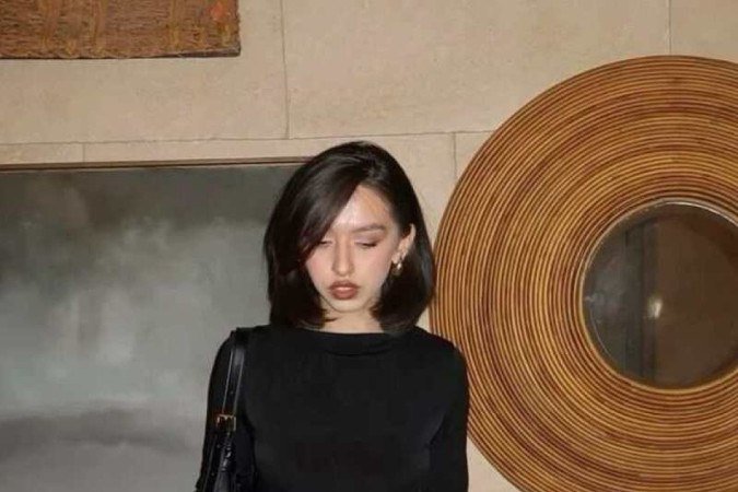 Combinar as cores da meia-calça e das outras peças proporciona um visual monocromático e moderno