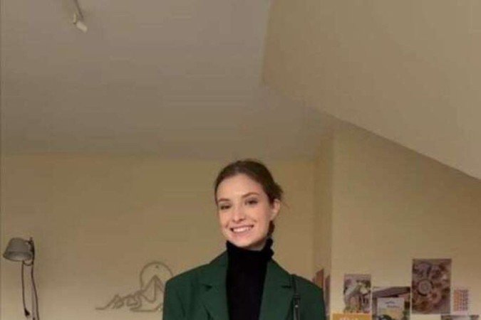 Utilizando uma terceira peça, como um blazer, é possível criar um look formal e chique