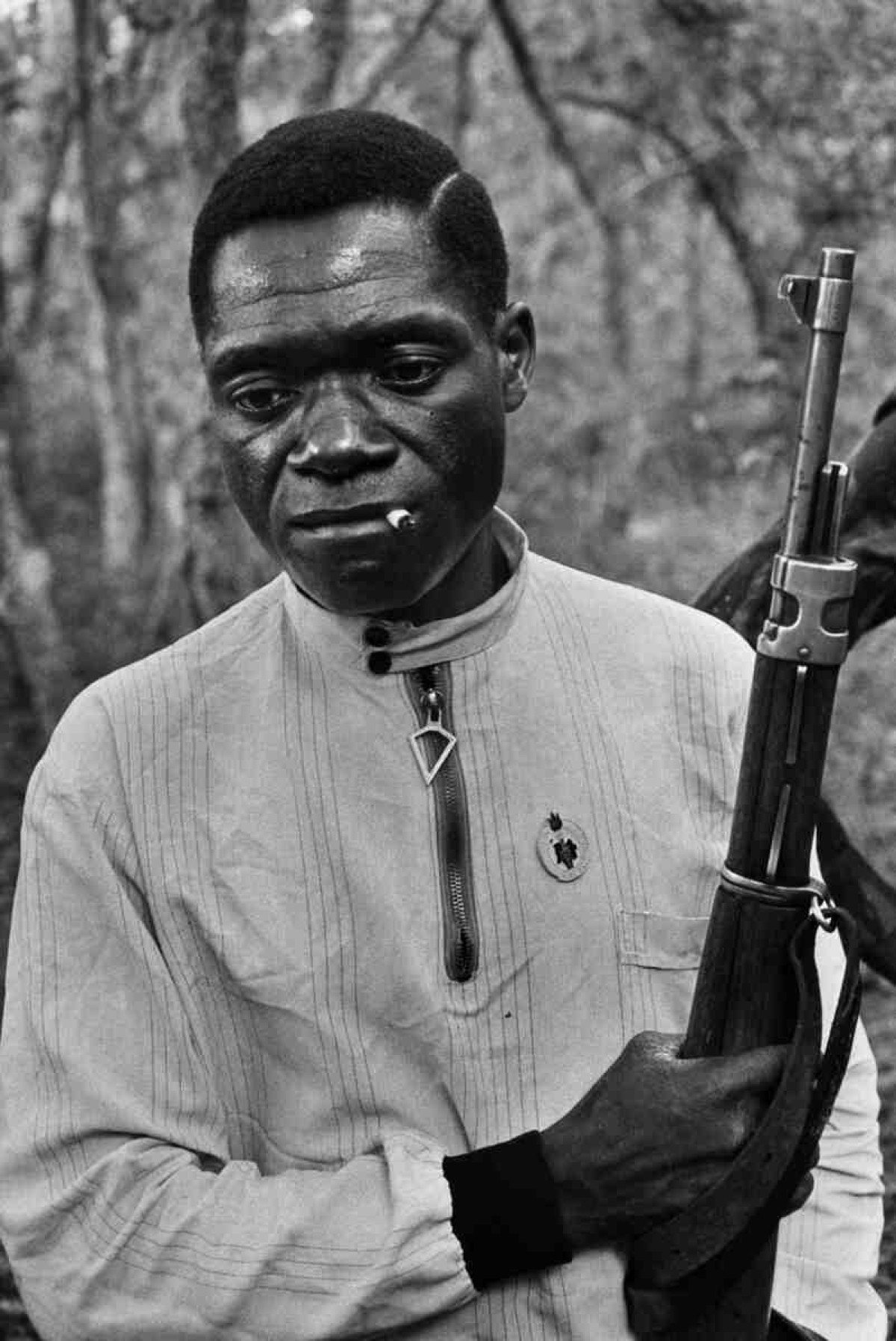 Soldado do Movimento Popular pela Libertação de Angola na zona liberada, em 1972  Exposição Revoluções — – Guiné-Bissau, Angola e Portugal (1969-1974), de Uliano Lucas, no Museu Nacional da República.