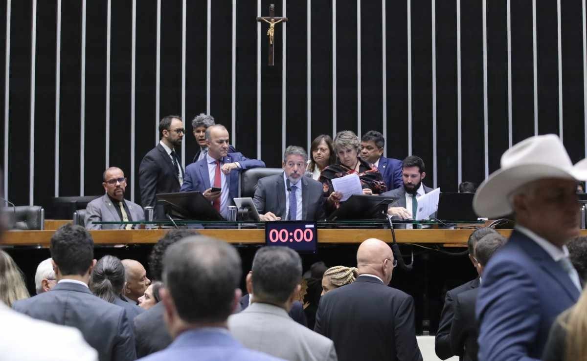 Deputados negociam ajustes em meio à pressa para votar reforma tributária