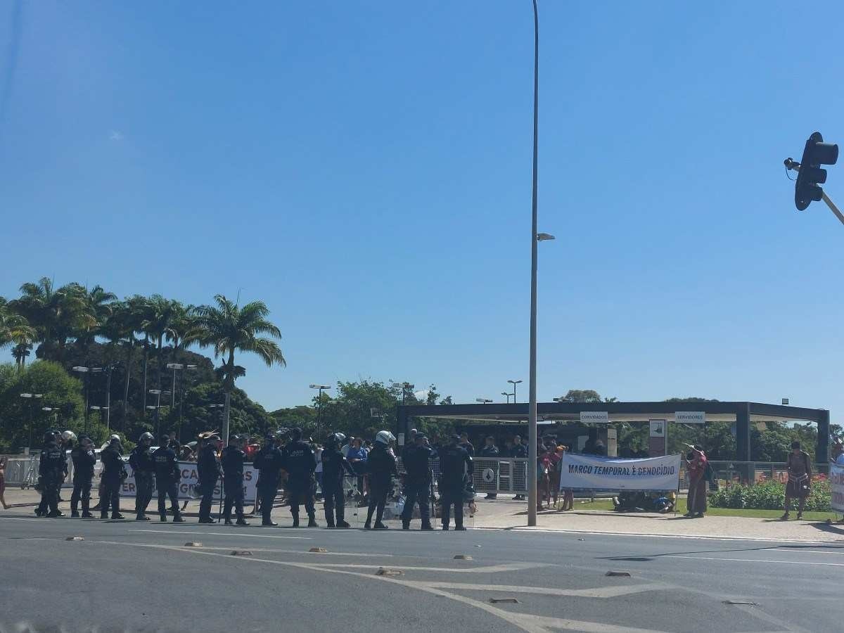 Contra marco temporal, indígenas protestam no Planalto por demarcação