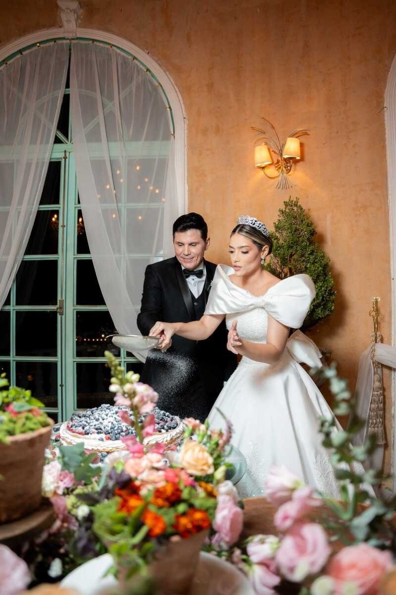 Montagem do bolo de Paula e Alexandre 