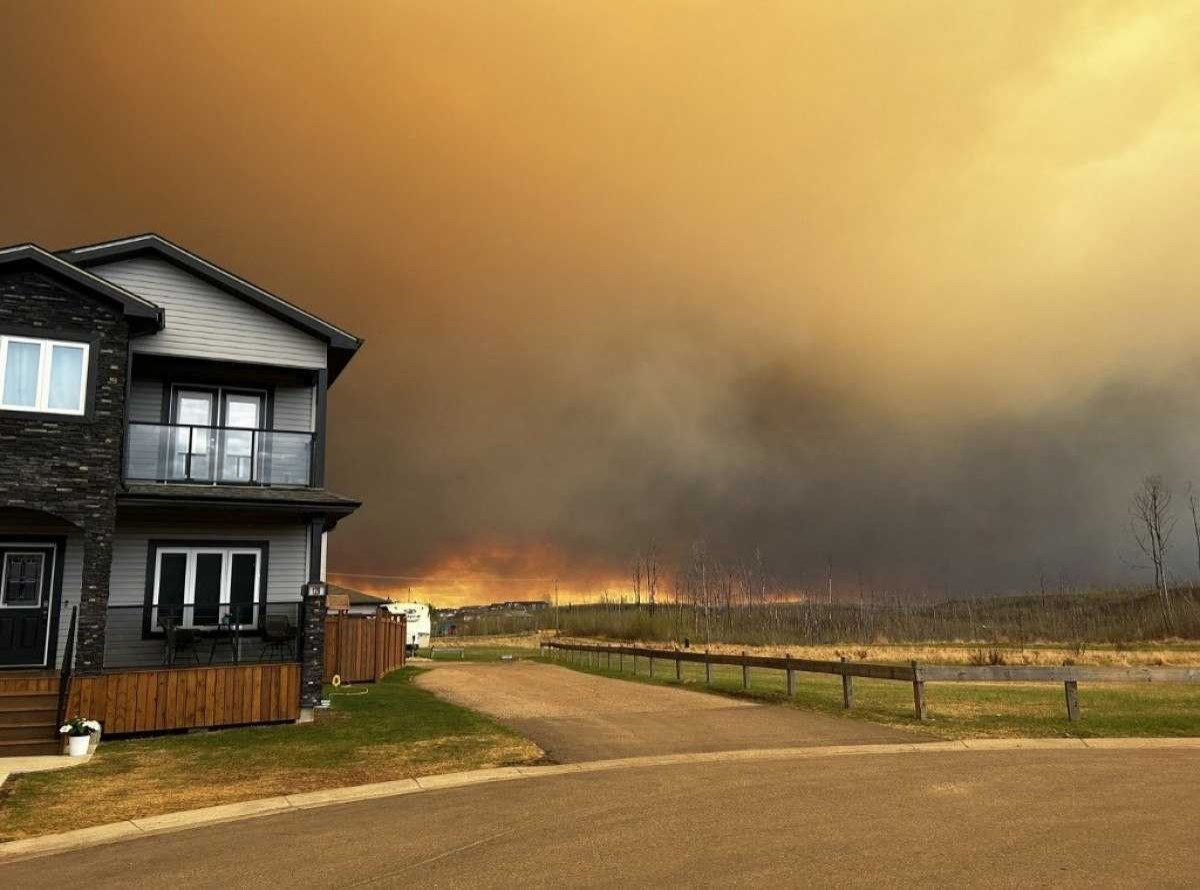 Centenas de incêndios florestais ameaçam cidades no Canadá