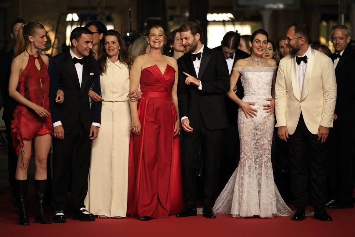 (Da esquerda para a direita) A atriz dinamarquesa Tessa Hoder, o ator Kosovar Besir Zeciri, a produtora dinamarquesa Malene Blenkov, a atriz dinamarquesa Trine Dyrholm, o diretor sueco Magnus Von Horn e a atriz dinamarquesa Vic Carmen Sonne chegam para a exibição do filme 