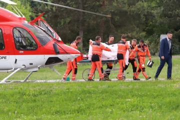 Robert Fico é removido de helicóptero até hospital por médicos que o cobrem com um lençol branco: transferência para Bratislava foi descarta, ante a gravidade        -  (crédito: AFP)