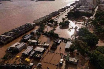 Vista aérea da área portuária inundada de Porto Alegre, Rio Grande do Sul, Brasil, tirada em 8 de maio de 2024
 -  (crédito: Nelson Almeida / AFP)