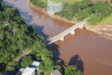 O rio Guaíba recebe as águas dos rios Jacuí, Taquari, Sinos, Caí e Gravataí, muitos deles permanecem acima da cota de inundação -  (crédito: Foto: Mauricio Tonetto / Secom)